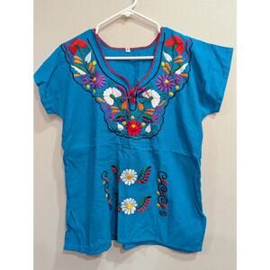Pretty blue top w/Mexican style embroidery peasant top size Medium no brand tag